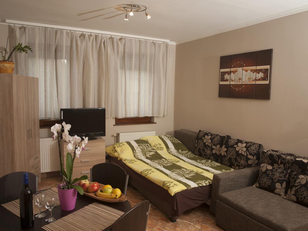 Flora Apartman Gyula Εξωτερικό φωτογραφία